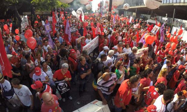 Segundo os organizadores, o ato soma cerca de 200 mil pessoas, concentradas no trecho da avenida que vai da Rua da Consolação até a Avenida Brigadeiro Luis Antônio. / Foto: Agência Brasil