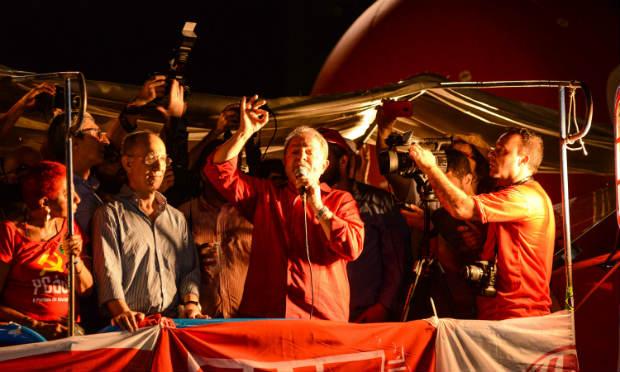 Não vamos aceitar que tenha golpe neste país", declarou o ex-presidente Lula em discurso na Avenida Paulista / Foto: Marcos Bizzotto/ Estadão Conteúdo