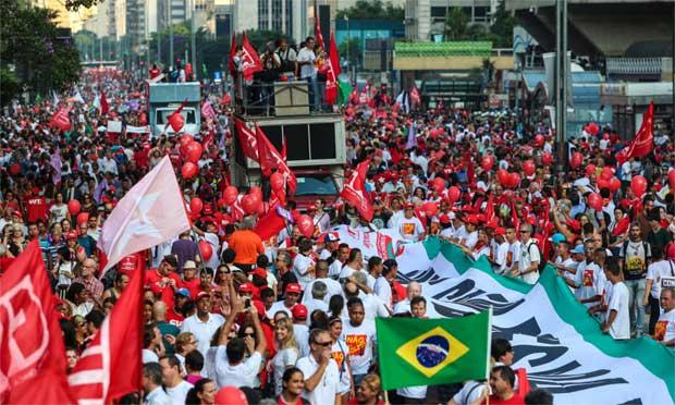 Os manifestantes gritam "não vai ter golpe" em diversos momentos em todas as capitais do País / Foto: Paulo Pinto/ Agência PT