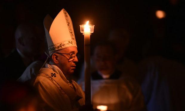 Francisco entrou silencioso na Basílica de São Pedro escurecida, com apenas uma única vela guiando-o / Foto: AFP