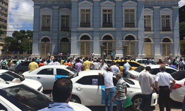 Taxistas estão reunidos em frente à Alepe / Foto: Ricardo B. Labastier/JC Imagem