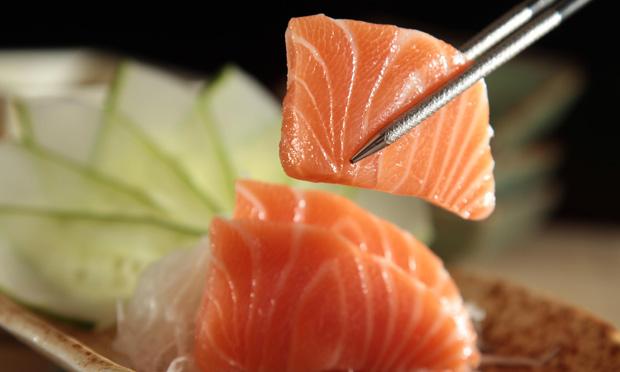 O salmão corresponde a 80% do peixe consumido nos restaurantes japoneses do País / Foto: Heudes Regis/JC Imagem