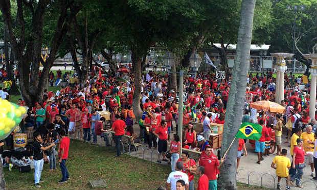 Manifestantes vestiram suas roupas vermelhas para protestar contra o impeachment / Foto: Ana Tiago/Blog de Jamildo