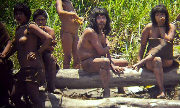 Um enfrentamento entre nativos da comunidade Mashco Piro e da etnia Nahua aconteceu na Amazônia Peruana. / Foto: Diego Cortijo / www.uncontactededtribes.org / AFP