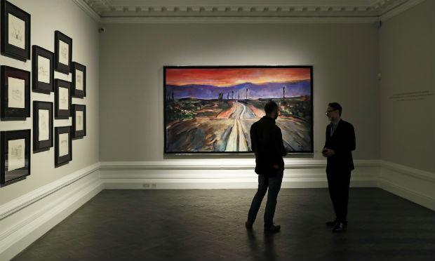 Pinturas a óleo, acrílicas ou aquarelas formam a exibição  / Foto: ADRIAN DENNIS / AFP