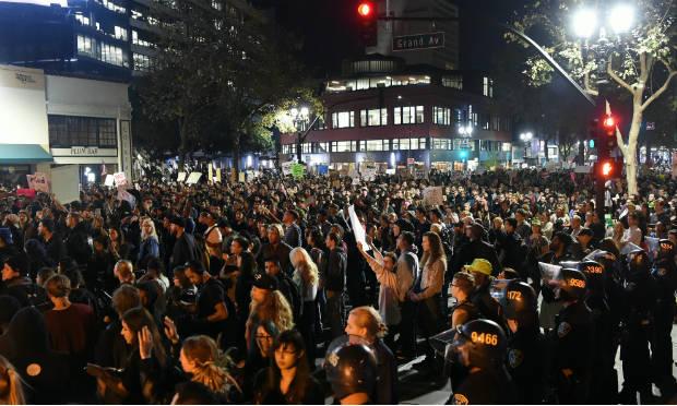Milhares de manifestantes protestam em Oakland contra a eleição de Trump / Foto: AFP
