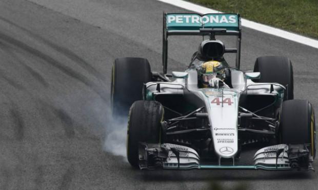 Mesmo largando na frente, Hamilton terá Nico Rosberg junto a ele na primeira fila / Foto: AFP