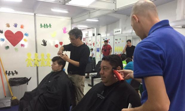 Corte de cabelo foi um dos serviços oferecidos na ação social promovida na manhã deste sábado (12) / Foto: Maria Luísa Ferro/NE10