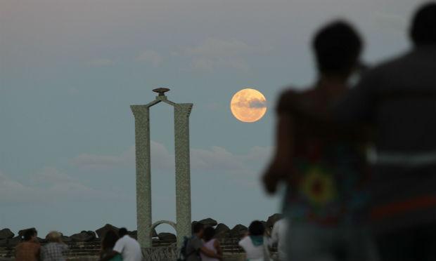 O fenômeno poderá ser visto no Grande Recife com cerca de 30% mais bilho e 14% maior do que o habitual / Foto: Ricardo B. Labastier/ JC Imagem