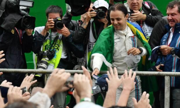 A homenagem a Massa começou logo após sua saída do carro, após batida na subida do Café. / Foto: AFP.