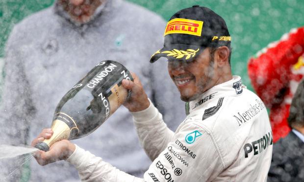 Hamilton reconhece o amplo favoritismo do colega de Mercedes e rival. / Foto: AFP.