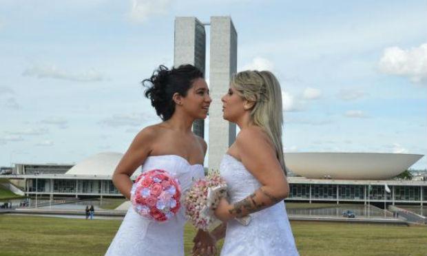 Pesquisa indica que uniões legais entre cônjuges de sexo diferentes aumentaram 2,7% em 2015 em relação a 2014, enquanto que as de cônjuge do mesmo sexo cresceram 15,7% / Foto: Agência Brasil