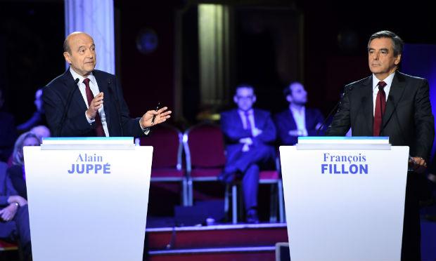 O desafio é decisivo para os dois ex-primeiros-ministros, Alain Juppé e François Fillon,  pois o vencedor, de acordo com pesquisas, estará bem posicionado para vencer a  extrema-direita no segundo turno das eleições presidenciais, em maio. / Foto: Eric Fererberg / AFP