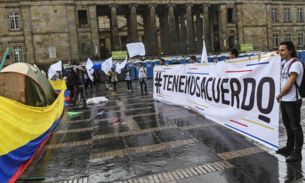 Manifestações contra e a favor do acordo marcaram as negociações entre o governo da Colômbia e as Farc / Foto: AFP
