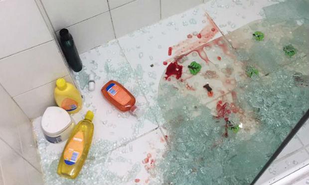 Banheiro ficou cheio de estilhaços de vidro e sangue da criança / Foto: reprodução/Facebook