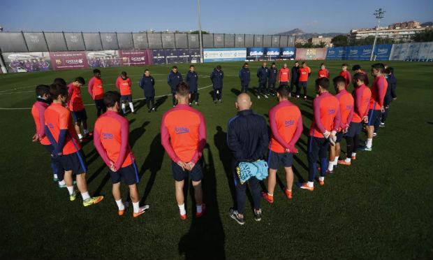 Jogadores do Barcelona esperaram um minuto em silêncio antes de iniciarem os treinos / Foto: reprodução/Twitter