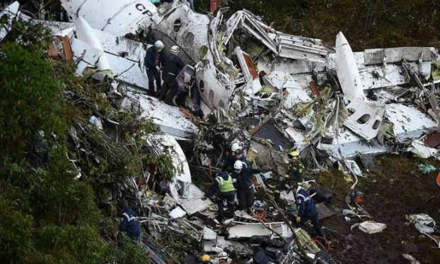 Avião caiu em área montanhosa, o que dificultou o resgate / Foto: AFP