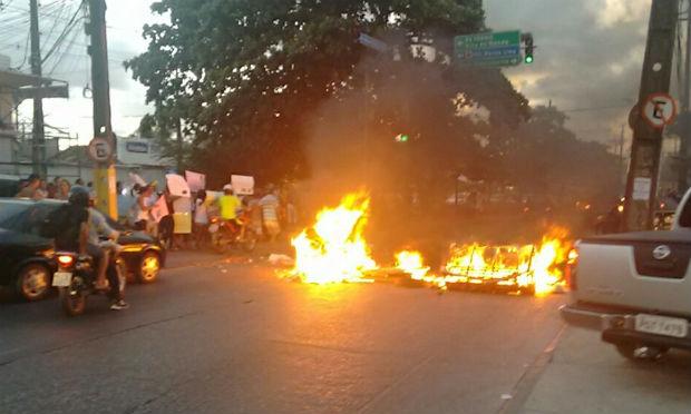 Objetos incinerados interromperam um dos sentidos da avenida / Foto:Cortesia/DiogoTrimetal via Twitter