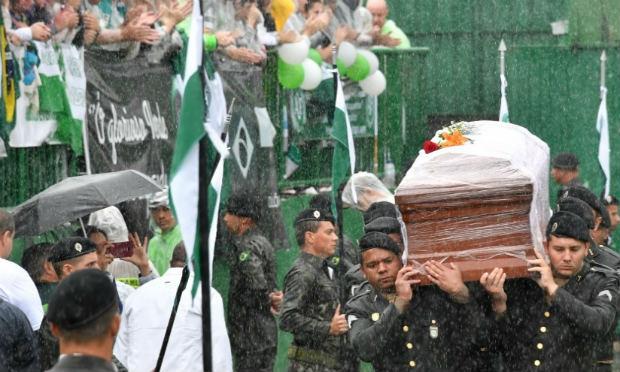 Arena Condá vela vítimas de tragédia com choro, chuva e "o campeão voltou" / Foto: Nelson Almeida/ AFP