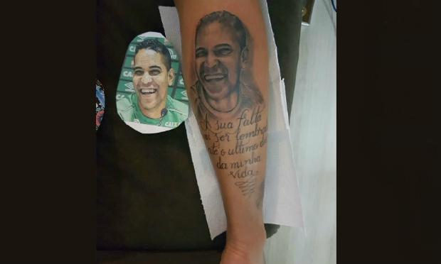 Esposa de Cléber Santana tatuou o rosto do marido na panturrilha. Corpo do jogador deve chegar ao Recife neste domingo (4) / Foto: Sílvio Moura/ Cortesia