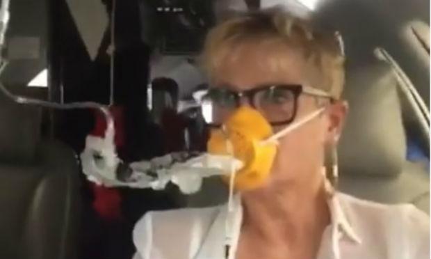 A apresentadora estava com máscara de oxigênio e com o cachorrinho no colo enquanto o jatinho fazia um pouso de emergência. / Foto: Reprodução / Facebook