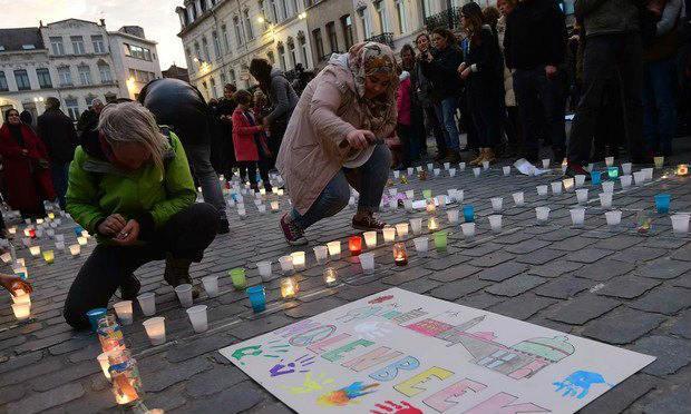 Cento e cinquenta pessoas foram mortas nos diversos ataques em Paris, principalmente na casa de shows Bataclan, e 32, em Bruxelas, no aeroporto e uma estação de metrô / Foto: AFP