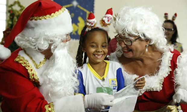 Papai e Mamãe Noel vão presentear a criançada de uma escola municipal do Recife na próxima semana / Foto: Andre Nery/ Acervo JC Imagem