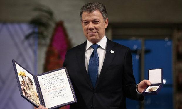 Juan Manuel Santos  afirmou que o povo da Colômbia, com o apoio de amigos em todo o planeta, está tornando possível o impossível / Foto: Haakon Mosvold Larsen / NTB SCANPIX / AFP