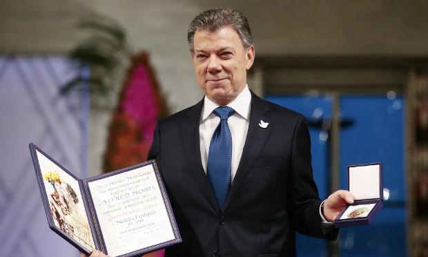 Santos tornou-se no sábado o segundo presidente latino-americano em exercício a ser contemplado com o Nobel da paz. / Foto: AFP.