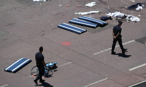 Os suspeitos foram presos com base na investigação sobre o atentado que também deixou mais de 400 feridos na Riviera francesa. Entre os detidos há albaneses. / Foto: Valery Hache / AFP 