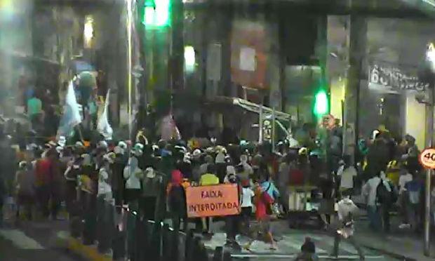 Tumultos foram registrados pelas câmeras de monitoramento da CTTU durante protesto no Centro do Recife / Foto: Câmeras da CTTU
