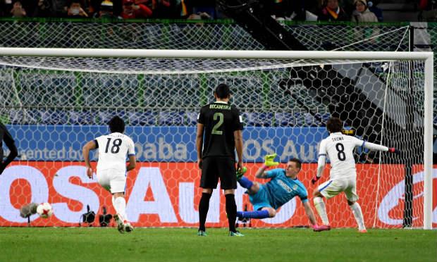 Kashima marcou o primeiro gol após recurso de vídeo utilizado pelo árbitro / Foto: AFP