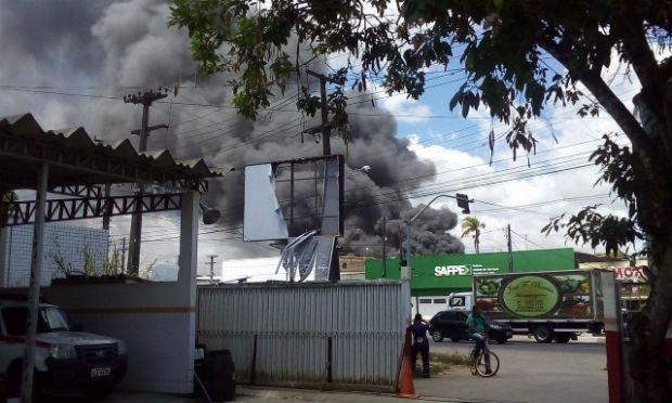 O incêndio no município do Cabo ocorre na Estada de Pirapama, no centro industrial Plagon / Foto: Divulgação