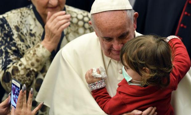 "A velhice é uma palavra que parece ruim, que dá medo. Mas a velhice tem sede de sabedoria", disse o papa Francisco. / Foto: Andreas Solaro / AFP