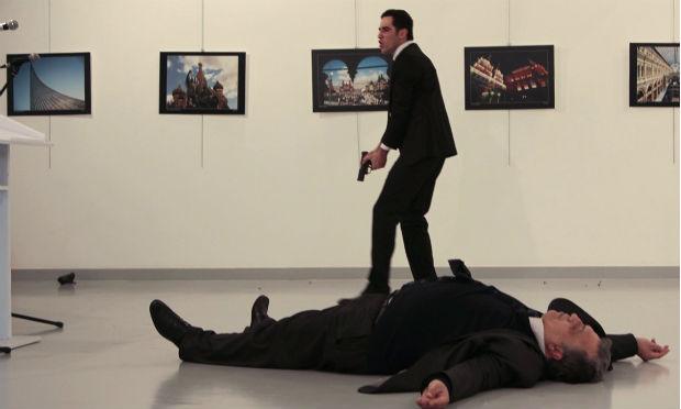 O embaixador russo não resistiu aos ferimentos e morreu após o ataque que aconteceu na véspera de uma reunião crucial sobre o conflito sírio. / Foto: Hassim Kilic / Hurryet / AFP