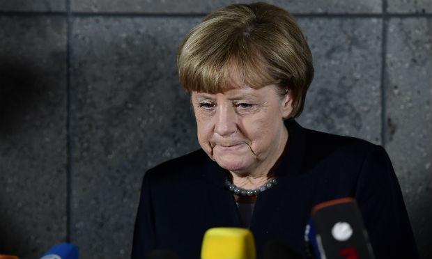 Merkel disse que espera a rápida prisão do tunisiano suspeito de cometer o atentado de segunda-feira em Berlim, enquanto a polícia sofre duras críticas. / Foto: Tobias Schwartz / AFP