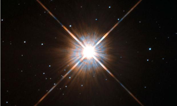 Próxima Centauri, a estrela mais próxima do Sistema Solar e sua órbita dura mais de 500.000 anos. / Foto: ESA/Hubble