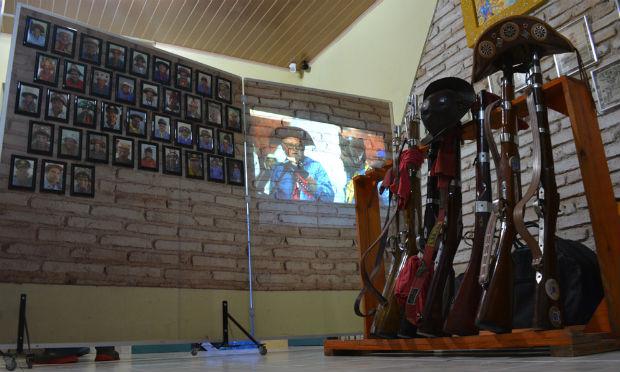 O museu reúne um acervo alusivo ao bacamarte que conta com fotografias, livros, armas e outros objetos. / Foto: Randy Augusto / Divulgação