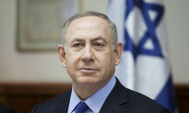 A reunião de Benjamin Netanyahu com o embaixador Daniel Shapiro ocorre dois dias depois de que Washington se absteve em uma votação na ONU que aprovou uma resolução contra os assentamentos israelenses.  / Foto: Dan Balilty / AP Pool / AFP