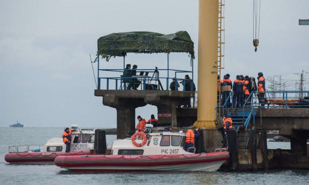 As equipes de busca continuam os trabalhos, e já encontraram 12 corpos dos tripulantes do avião / Foto: AFP