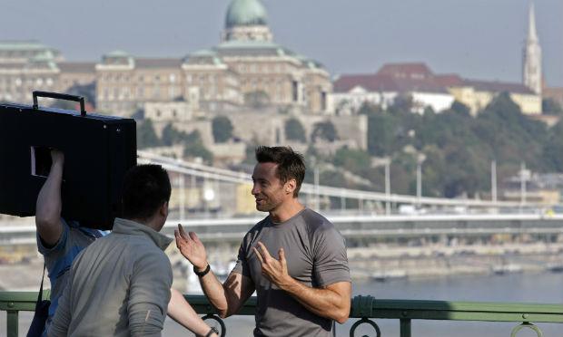 O ator Hugh Jackmann é fotografado na Hungria / Foto: AFP