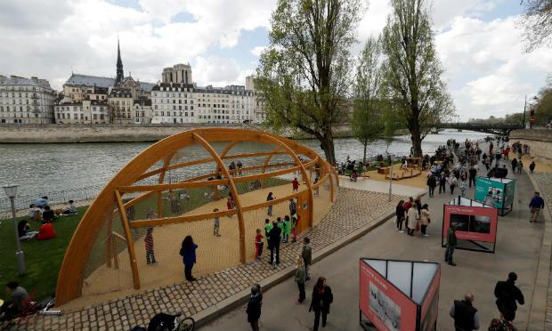 A prefeita de Paris, Anne Hidalgo, inaugurou neste domingo o parque "Rives de Seine", com 3,3 quilômetros de extensão, ao longo das margens do rio Sena. / Foto: François Guillot / AFP