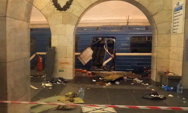 Dez pessoas morreram e cerca de 50 ficaram feridas nesta segunda-feira (3) em uma explosão que ocorreu entre duas estações do metrô de São Petersburgo (noroeste da Rússia), informaram as autoridades, que abriram uma investigação por "ato terrorista". / Foto: STR / AFP