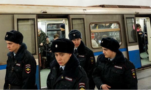 Para prevenir novos atentados, as autoridades reforçaram as medidas de segurança em toda a cidade e na capital, Moscou, tanto nos transportes quanto em edifícios públicos, praças, escolas e creches. / Foto: Kirill Kudryavtsev/AFP