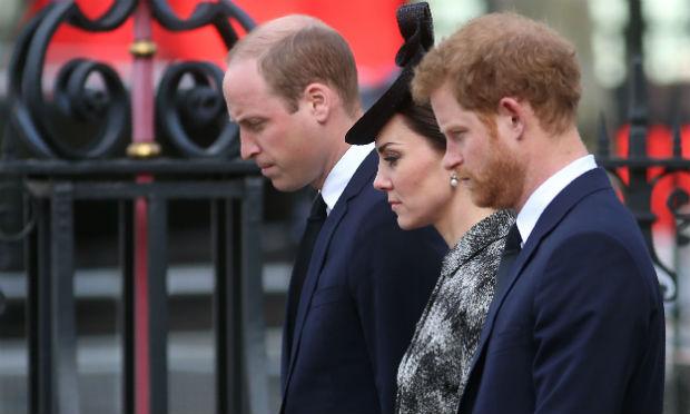 O príncipe William, da Inglaterra, sua mulher Kate, e seu irmão Harry conversaram nesta quarta-feira (5) com sobreviventes do atentado de 22 de março em Londres e familiares das quatro pessoas falecidas. / Foto: Daniel Leal-Olivas / AFP
