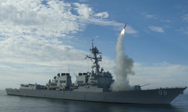 Os mísseis Tomahawk, como os da foto, foram disparados de navios de guerra americanos posicionados no Mar Mediterrâneo / Foto: Woody Paschall/ US Navy/ AFP