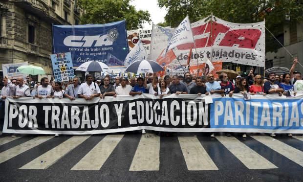 Três centrais de trabalhadores exigem a mudança do modelo econômico do atual governo / Foto: AFP