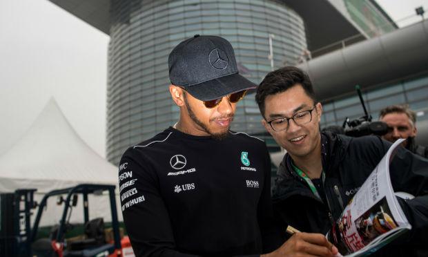 "Anseio por esse tipo de disputa", afirmou Hamilton, referindo-se aos duelos parelhos com Vettel. / Foto: AFP.