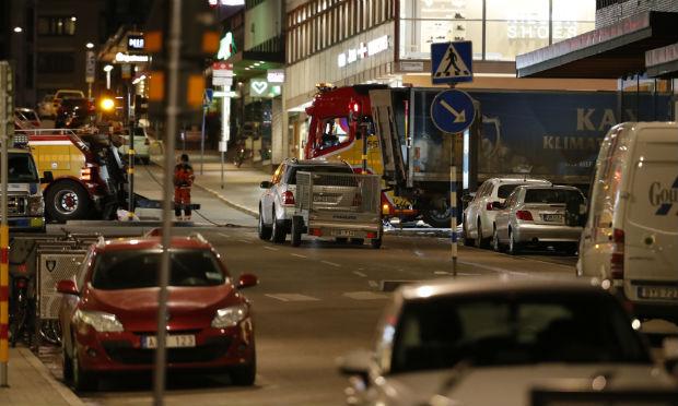 Um caminhão atropelou vários pedestres em uma rua no centro de Estocolmo nesta sexta-feira / Foto: AFP