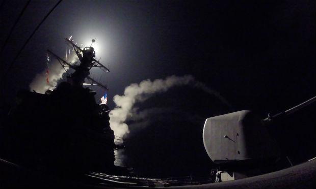 Uma fonte militar síria assinalou à AFP que o exército tinha noção da ação americana e que "tomou precauções", deslocando aviões da base aérea atacada. / Foto: Ford Williams / US Navy / AFP